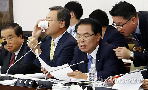 ▲ 백재현 민주당 의원이 14일 오전 세종로 정부서울청사에서 열린 국회 안전행정위원회 안전행정부 국정감사에서 질의 자료를 살펴보고 있다.ⓒ연합뉴스