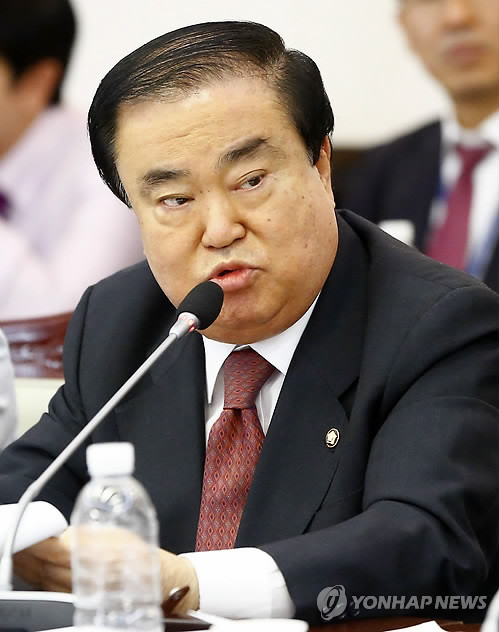 ▲ 문희상 민주당 의원이 14일 오전 세종로 정부서울청사에서 열린 국회 안전행정위원회 안전행정부 국정감사에서 유정복 장관에게 질의를 하고 있다.ⓒ연합뉴스