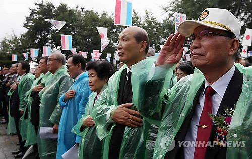 ▲ 지난해 9월 30일 6·25에 참전했던 재일학도의용군이 인천시 남구 수봉공원 재일학도의용군 참전기념탑 앞에서 열린 6·25 참전 기념식에서 경례하고 있다.ⓒ 연합뉴스