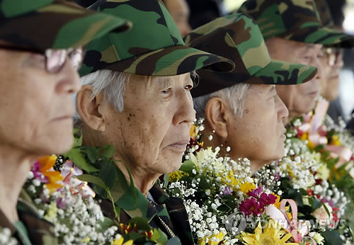 ▲ 영화 [포화속으로]의 실제 주인공들. 2011년 10월 4일 오전 강원 철원군 육군3사단에서 1950년 8월 10일 포항여중전투에 참가했던 [학도병 이우근]의 전우들이 명예 군번 수여식에 참석한 모습.ⓒ 연합뉴스