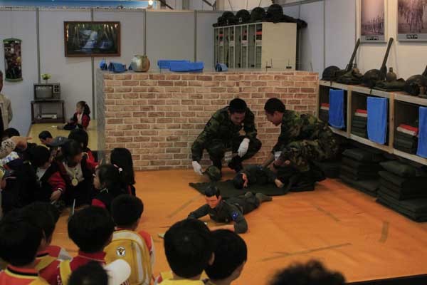 ▲ 계룡대 지상군 페스티벌에 등장한 구형막사 내부. 병사들 뒤로 보이는 것이 난방용 배치카와 관물대다.