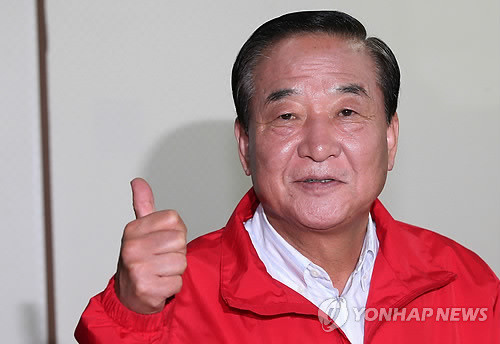 ▲ 경기 화성갑 국회의원 보궐선거 후보 등록 첫날인 10일 오후 경기도 화성시 병점동 화성시선관위 사무실에서 새누리당 서청원 후보가 후보 등록을 하며 기호 1번을 의미하는 손가락 하나를 펴보이고 있다. ⓒ연합뉴스