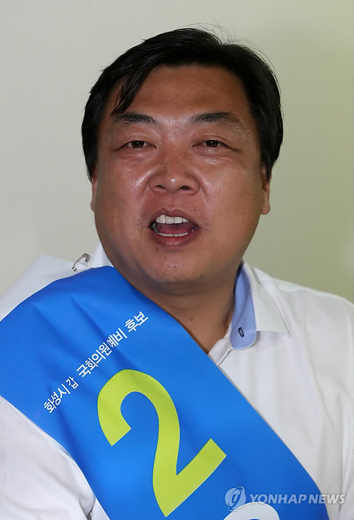 ▲ 10월30일 경기 화성갑 국회의원 보궐선거 후보 등록 첫날인 10일 오후 경기도 화성시 병점동 화성시선관위 사무실에서 민주당 오일용 후보가 후보 등록을 하며 취재진과 이야기를 나누고 있다. ⓒ연합뉴스