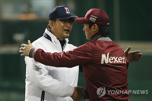 ▲ 명승부를 펼친 두산의 김진욱 감독(왼쪽)과 넥센의 염경엽 감독이 서로를 격려하고 있다ⓒ연합뉴스