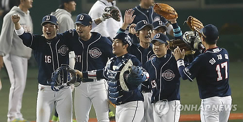 ▲ 플레이오프 진출을 기뻐하고 있는 두산 베어스 선수들ⓒ연합뉴스