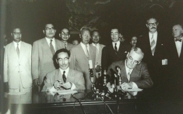 ▲ 1953년 10월1일, 이승만대통령이 지켜보는 가운데 변영태 외무장관과 절레스 미국국무장관이 한미방위조약에 서명했다.