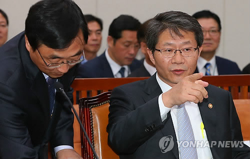 ▲ 류길재 통일부 장관이 15일 오전 국회에서 국회 외교통일위원회의 통일부 및 산하기관 국정감사가 열리기에 앞서 통일부 간부들의 도움을 받으며 감사를 준비하고 있다.ⓒ연합뉴스