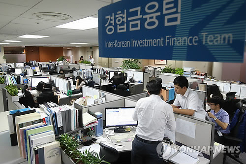 ▲ 개성공단 입주기업들에 대한 경협보험금 지급개시일인 지난 8월 8일 오전 보험금 지급은행인 한국수출입은행의 남북협력사업부 경협금융팀 관계자들이 보험금 지급을 준비하고 있다.ⓒ연합뉴스