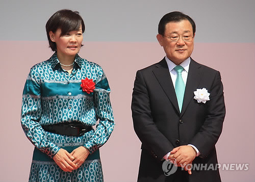 ▲ 한일간 최대의 문화교류행사인 한일축제한마당 행사가 지난달 21일 도쿄 히비야 공원에서 열렸다.  개회식때 아베 신조 일본 총리의 부인 아키에 여사(왼쪽)가 무대에서 이병기 주일 한국대사와 나란히 서 있다.ⓒ연합뉴스