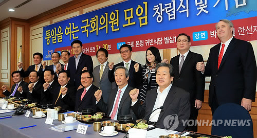 ▲ 새누리당 원유철 의원을 대표로 하는 '통일을 여는 국회의원 모임' 창립식이 16일 오전 국회 귀빈식당에서 열린 가운데 김무성, 정몽준 의원 등 참석자들이 기념촬영을 하고 있다.ⓒ연합뉴스