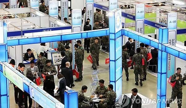 ▲ 전역장병 취업박람회에 모인 군인들. [사진: 연합뉴스]