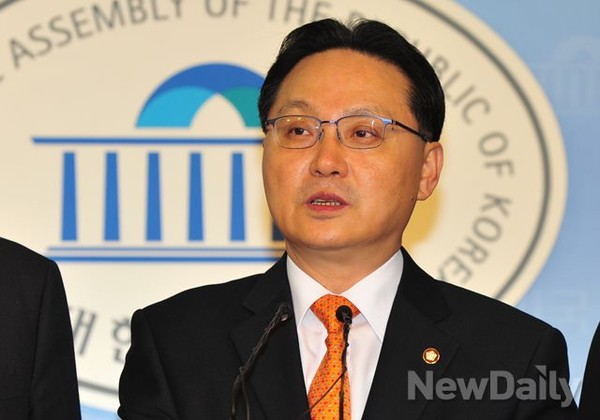 ▲ 조명철 새누리당 의원이 16일 오후 서울 여의도 국회 정론관에서 북한인권법 통과를 촉구하는 기자회견을 하고 있다.ⓒ이종현 기자