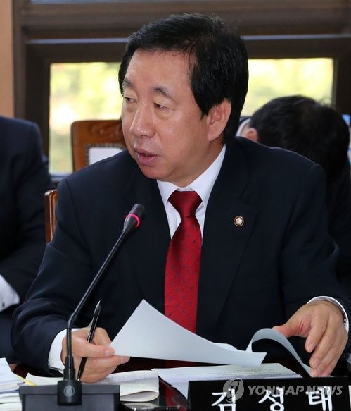 ▲ 새누리당 김성태 의원이 14일 정부 과천청사에서 열린 국회 환경노동위원회 고용노동부 국정감사에서 질의하고 있다. ⓒ연합뉴스
