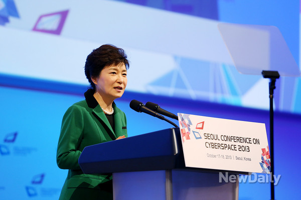 ▲ 박근혜 대통령은 17일 서울 코엑스에서 열린 2013 세계사이버스페이스 총회에 참석했다. ⓒ 뉴데일리(청와대 제공)