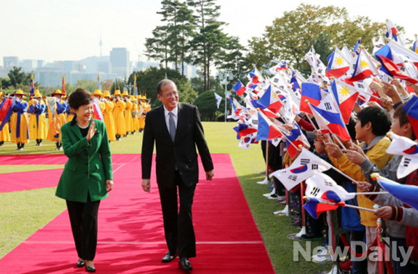 ▲ 박근혜 대통령과 한국을 국빈 방문한 베니그노 아키노 필리핀 대통령이 17일 오후 청와대 대정원에서 열린 공식환영식에서 의장대를 사열하고 있다. ⓒ 뉴데일리 (청와대 제공)