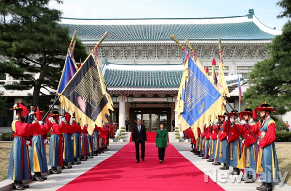 ▲ 박근혜 대통령과 한국을 국빈 방문한 베니그노 아키노 필리핀 대통령이 17일 오후 청와대 대정원에서 열린 공식환영식에서 의장대를 사열하고 있다. ⓒ 뉴데일리 (청와대 제공)