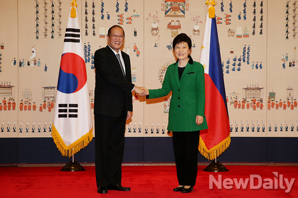 ▲ 박근혜 대통령과 한국을 국빈 방문한 베니그노 아키노 필리핀 대통령이 17일 오후 청와대에서 정상회담을 나누고 있다. ⓒ 뉴데일리 (청와대 제공)