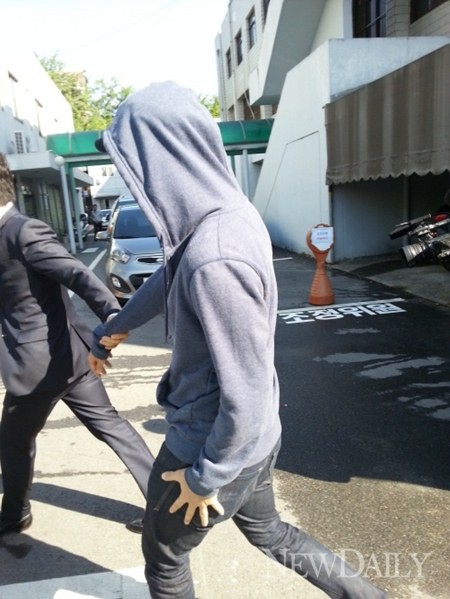 ▲ 선고공판 이후 법정을 빠져나오고 있는 차노아.  ⓒ 조광형 기자