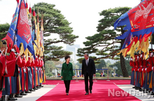 ▲ 박근혜 대통령과 한국을 국빈 방문한 베니그노 아키노 필리핀 대통령이 17일 오후 청와대 앞마당에서 나란히 걸어 들어오고 있다. ⓒ 뉴데일리(청와대 제공)