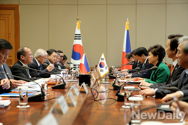 ▲ 박근혜 대통령과 한국을 국빈 방문한 베니그노 아키노 필리핀 대통령이 17일 오후 청와대에서 정상회담을 진행하고 있다.  ⓒ 뉴데일리(청와대 제공)
