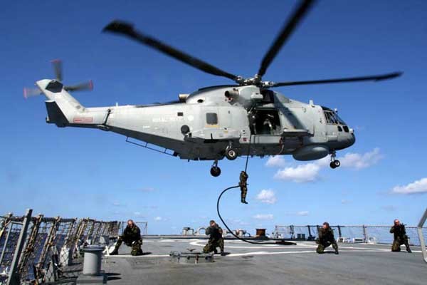 ▲ 영국 해군이 주력 해상작전헬기로 사용 중인 EH-101 멀린. 가격은 MH-60R 시호크보다 비싸다고 알려져 있다. [사진: 영국해군]