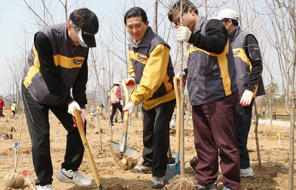 ▲ 지난 4월17일 임영록 KB금융지주 회장을 비롯한 계열사 임직원과 인천경제자유구역 지역주민 등 200여명이 참여한 가운데 [KB탄소중립의 숲]조성 행사를 실시했다. ⓒKB금융그룹