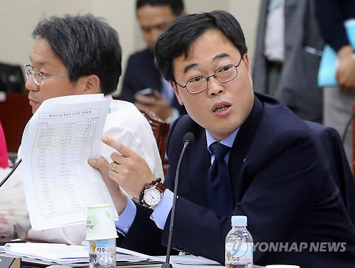 ▲ (사진=연합뉴스) 신한은행이 중진의원을 포함한 야당 인사들의 고객정보를 불법적으로 집중 조회했다고 김기식 의원이 17일 주장했다.