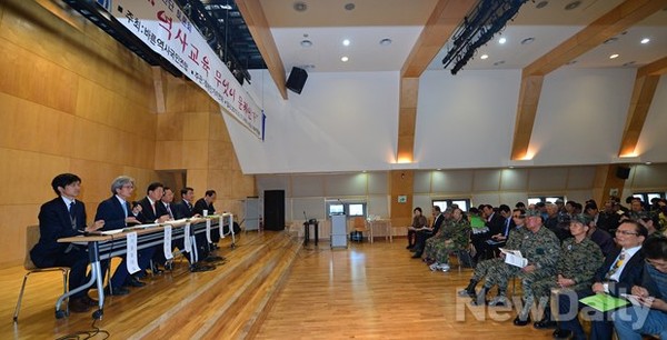 ▲ 17일 교학사 한국사 교과서 집필자들이 발표한 토론회ⓒ정상윤