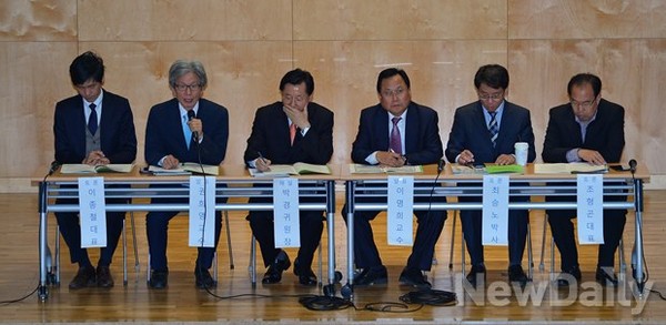 ▲ 역사교육과 교학사 한국사 교과서를 두고 17일 열린 토론회 참석자.  왼쪽부터 이종철 대표, 권희영 교수, 박경귀 대표, 이명희 교수, 최승노 사무총장, 조형곤 공동대표ⓒ정상윤