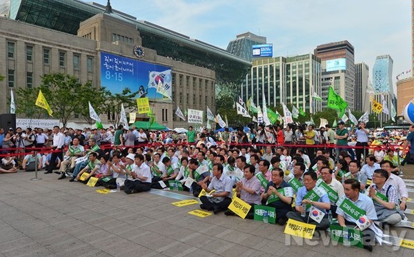 ▲ 민주당 의원들이 대선불복 길바닥 선동을 벌이고 있는 모습. ⓒ정상윤 기자