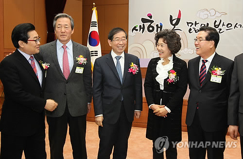 ▲ 지난 1월 15일 동작구청 대강당에서 [2013 계사년 신년인사회]를 맞아 민주당 전병헌 의원(맨 왼쪽), 새누리당 정몽준 의원, 박원순 서울시장, 문충실 동작구청장 등이 환담을 나누고 있다.ⓒ연합뉴스