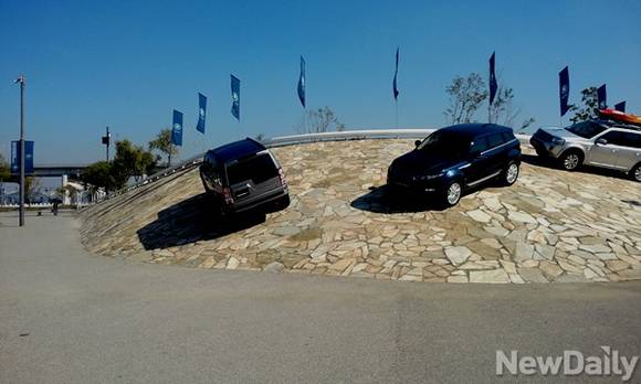 ▲ 세빛둥둥섬에 전시된 레인지로버 차량들 ⓒ뉴데일리