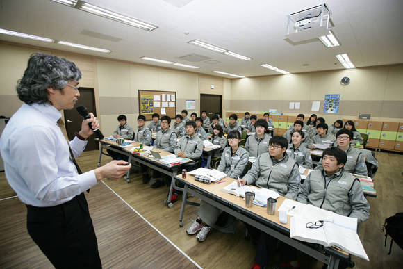 ▲ 중공업사관학교 생도들이 수업을 듣고 있는 모습 ⓒ대우조선해양