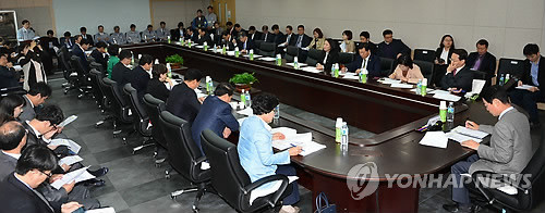 ▲ 국회 미래창조과학방송통신위원회 소속 의원들이 18일 경북 경주의 월성원자력본부를 방문해 업무보고를 받고 있다. ⓒ연합뉴스