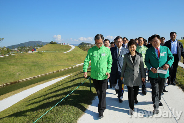 ▲ 박근혜 대통령이 20일 오전 전남 순천시 순천만 국제정원박람회장을 방문해 둘러보고 있다. ⓒ 뉴데일리(연합뉴스)