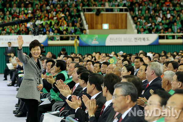 ▲ 박근혜 대통령은 20일 전남 순천시에서 열린 전국새마을지도자대회에 참석했다. ⓒ 뉴데일리(청와대 제공)
