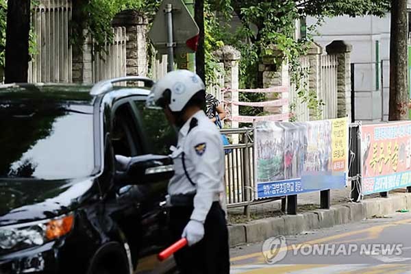 ▲ 지난 7월 광주에서 낮시간 음주운전을 단속하는 경찰들. [사진: 연합뉴스]