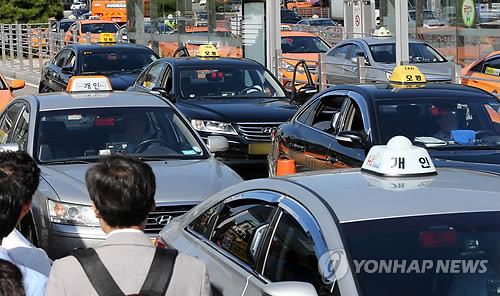 ▲ 서울역 앞에서 영업 중인 택시들이 줄을 서 있는 모습. ⓒ연합뉴스