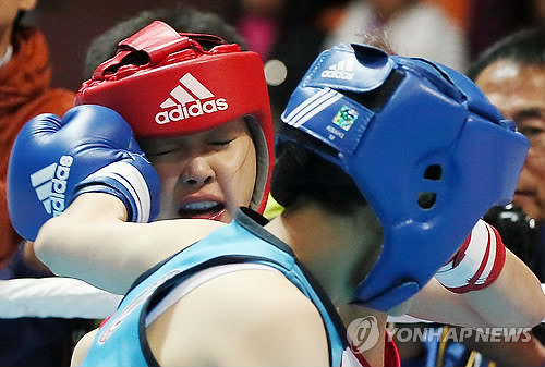 ▲ '배우 복서' 이시영(왼쪽)이 21일 인천시 남구 도원체육관에서 열린 제94회 전국체육대회 복싱 여자일반부 플라이급(51㎏) 경기에서 김하율(충주시청)의 공격에 고전하고 있다.  ⓒ 연합뉴스