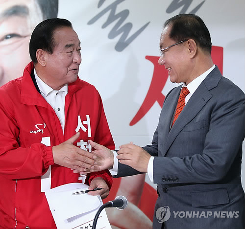 ▲ 21일 오전 경기도 화성시 향남읍 새누리당 화성갑 정당선거사무소에서 새누리당 최고위원회의가 열려 황우여 대표(오른쪽)와 화성갑 국회의원 보궐선거 서청원 후보가 인사를 나누고 있다. 황 대표는 이날 회의에서 "민주당 대변인이 직접 성명까지 발표해 우리 후보에게 투표권이 없다고 했는데 이것은 완전한 허위"라고 비판했다. ⓒ연합뉴스