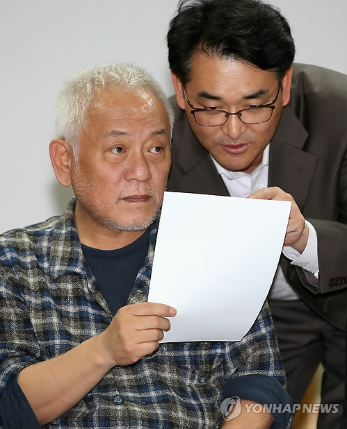 ▲ 지난달 25일 오후 전국 순회투쟁을 벌이고 있는 민주당 김한길 대표(왼쪽)가 어린이집 원장들과의 간담회를 위해 경기도 수원시 장안구 파장동 시립파장어린이집을 방문, 박용진 대변인과 이야기를 나누고 있다. ⓒ연합뉴스