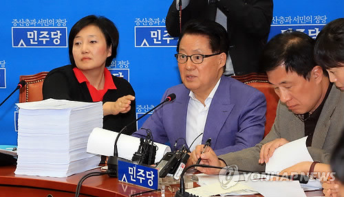 ▲ ⓒ 국회 법제사법위 민주당 박지원 의원이 20일 오후 국회 민주당 원내대표실에서 기자간담회를 열고 국정원 SNS 대선개입 추가 의혹을 제기하고 있다. / 연합뉴스