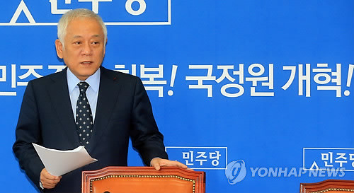 ▲ ⓒ 김한길 민주당 대표가 21일 국회 당대표실에서 열린 최고위원회의에 입장하고 있다. / 연합뉴스