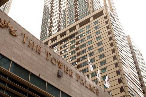 ▲ 여전히 강남 부의 상징 중 하나인 타워팰리스. 이곳도 일부 평형은 평당 거래가가 3,000만 원 아래로 떨어졌다. 부산 해운대 관광리조트가 완성되면 최고급형은 평당 3,000만 원을 넘을 것이라고 한다.