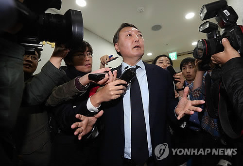 ▲ 윤석열 여주지청장이 21일 오후 서울 서초구 서울고등검찰청에서 열린 국회 법제사법위원회의 서울고검ㆍ서울지검 등에 대한 국정검사를 마친 후 국정검사장을 나서며 취재진의 질문에 답하고 있다.ⓒ연합뉴스