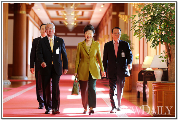 ▲ 박근혜 대통령이 22일 국무회의가 열리는 청와대 세종실로 입장하고 있다. ⓒ 뉴데일리