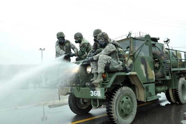 ▲ 화생방 방호부대가 화학무기 오염을 상정해 제독훈련을 벌이고 있다. [사진: 국방일보].