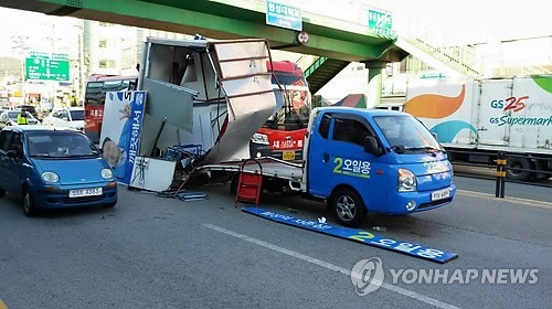 ▲ 22일 오전 8시 20분께 경기도 화성시 봉담읍사무소 앞 도로에서 10·30 국회의원 보궐선거 민주당 오일용 후보의 유세차량이 육교(통과제한 4.8ｍ) 하단을 들이받았다. 사고는 유세차에 실린 구조물을 육교통과 제한 높이보다 높게 올리고 운행하다가 발생했다.ⓒ연합뉴스