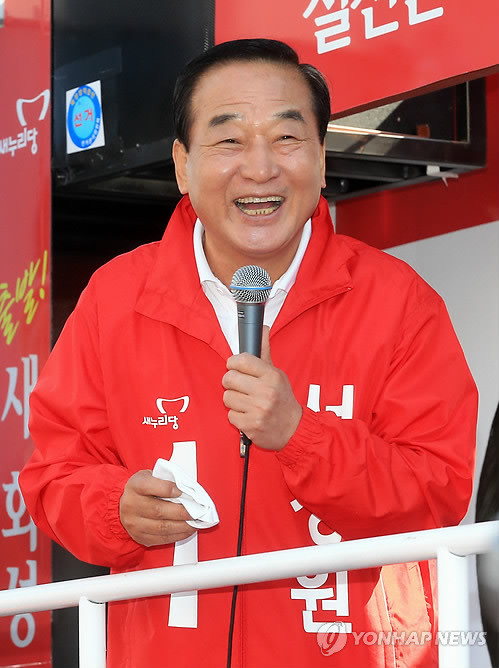 ▲ 10.30 재보선 경기 화성갑 서청원 새누리당 후보가 17일 오전 경기도 화성시 송산면 사강시장에서 열린 출정식에서 유권자들에게 지지를 호소하고 있다.ⓒ연합뉴스