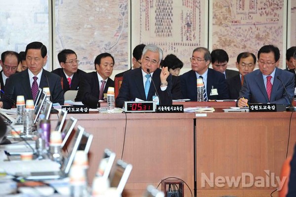 ▲ 민주당 박홍근 의원의 질의에 답변하는 문용린 서울시교육청 교육감(가운데)ⓒ이종현